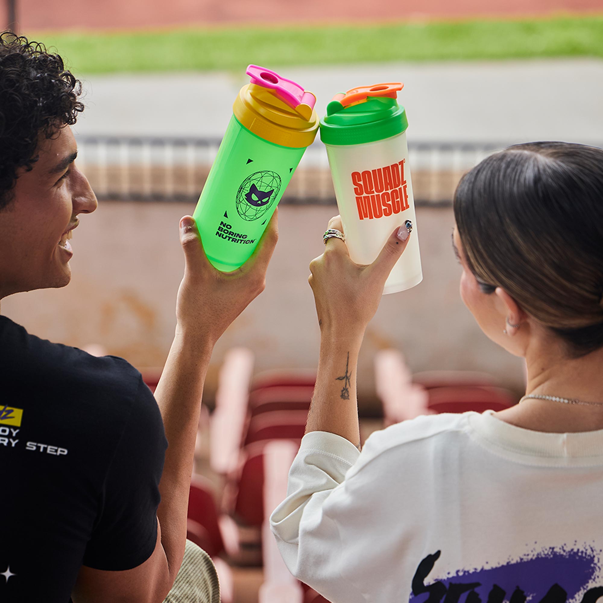 Coqueteleira SQUADZ MUSCLE Verde com Amarelo 600ml — Grupo brindando com as coqueteleiras