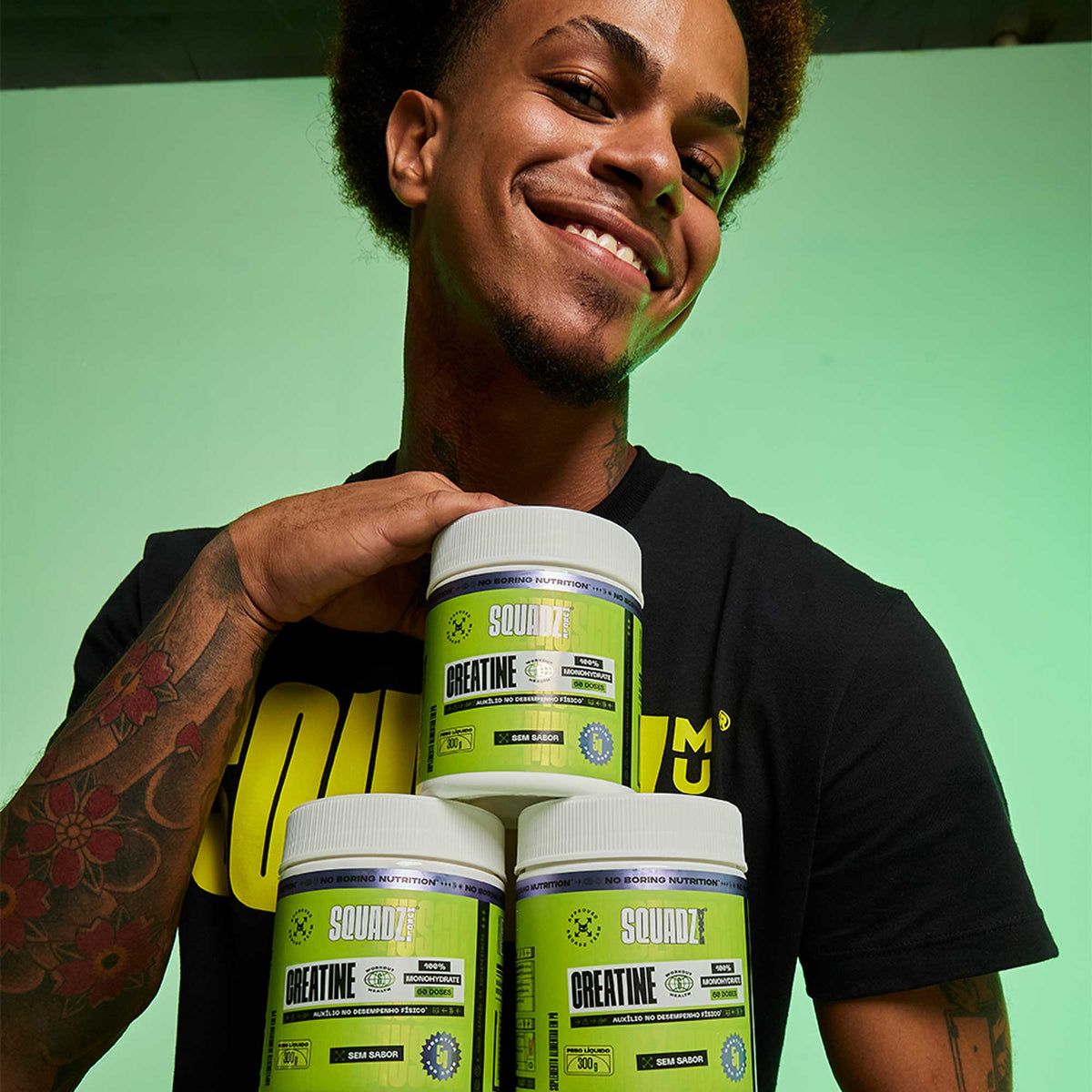 Creatine Creatina 100% Monohidratada 300g — Homem com potes empilhados