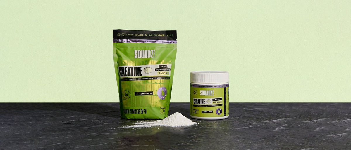 Refil e pote de Creatine SQUADZ MUSCLE sobre bancada preta, com o pó em primeiro plano