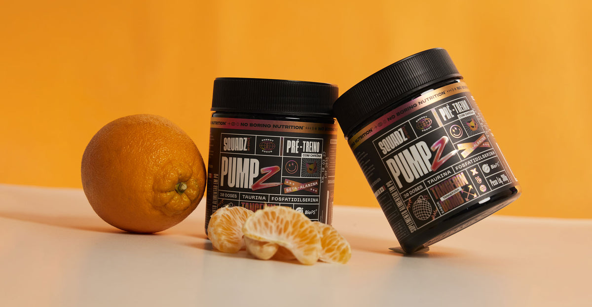 Dois potes de PUMP-Z Tangerin Bomb ao lado de uma tangerina descascada, em fundo laranja