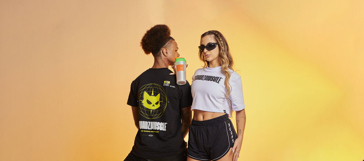 Casal com camisetas SQUADZ MUSCLE e uma coqueteleira verde, em fundo amarelo