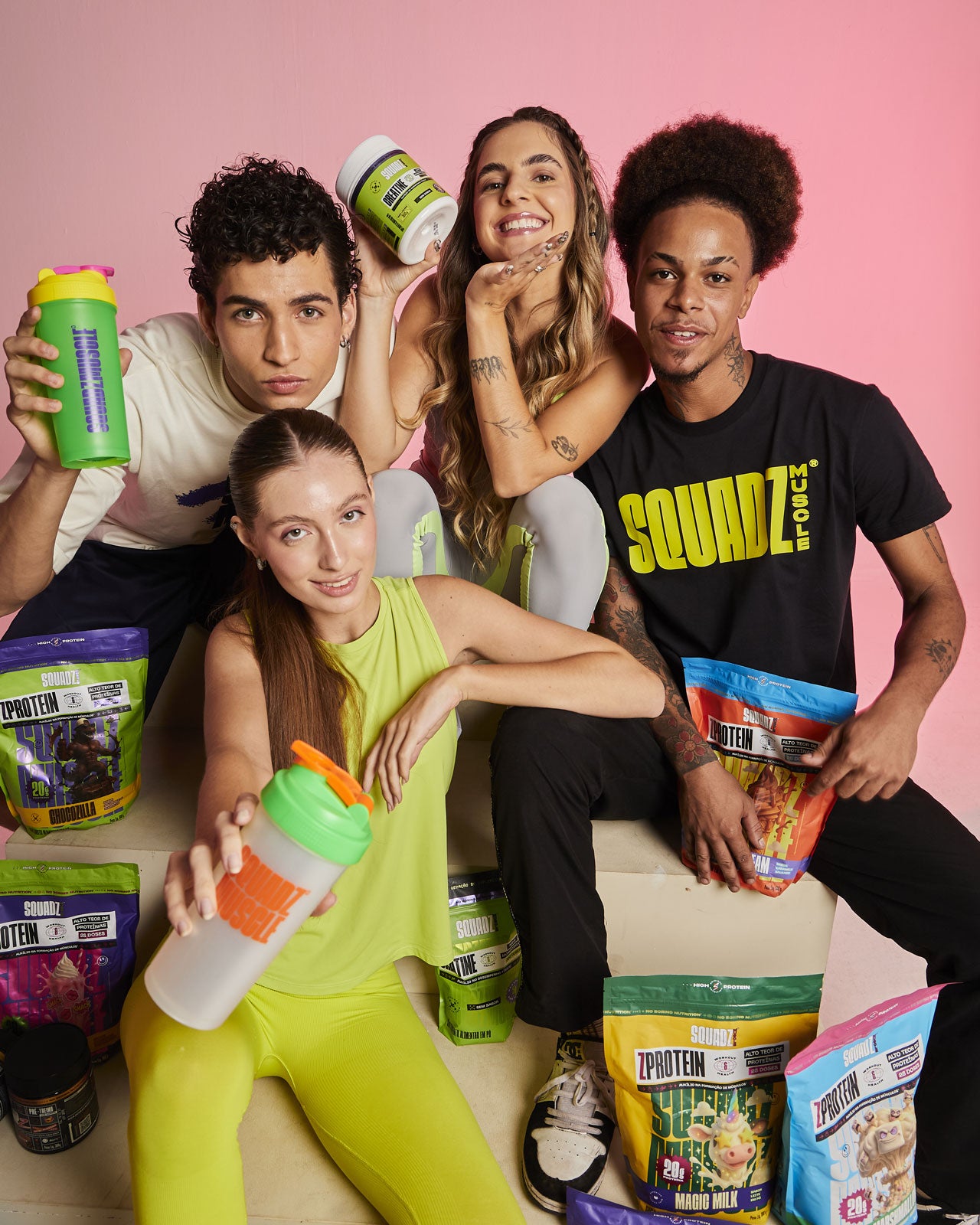 Grupo de cinco pessoas com coqueteleiras e produtos SQUADZ MUSCLE