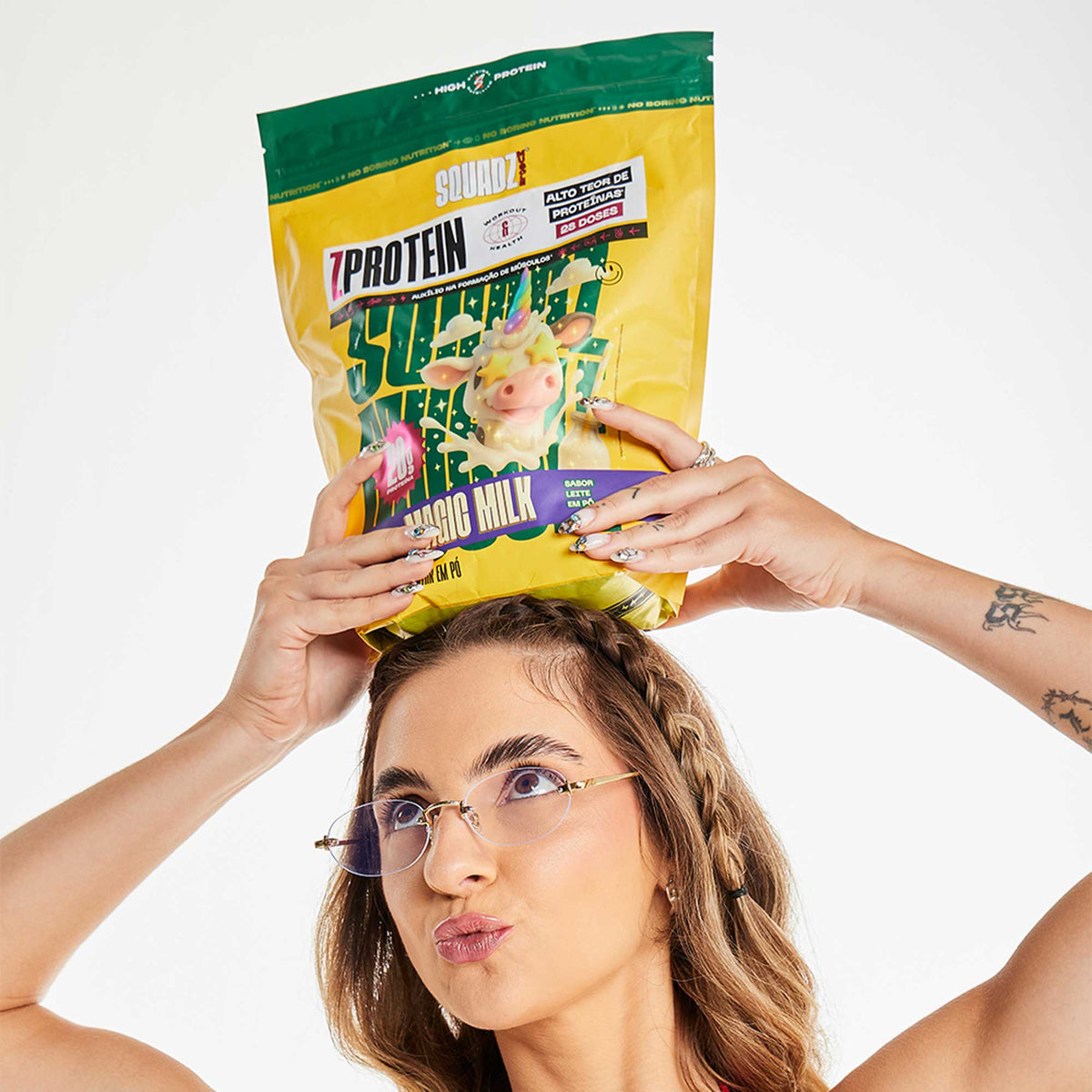 ZPROTEIN 900g — Mulher equilibrando o refil na cabeca