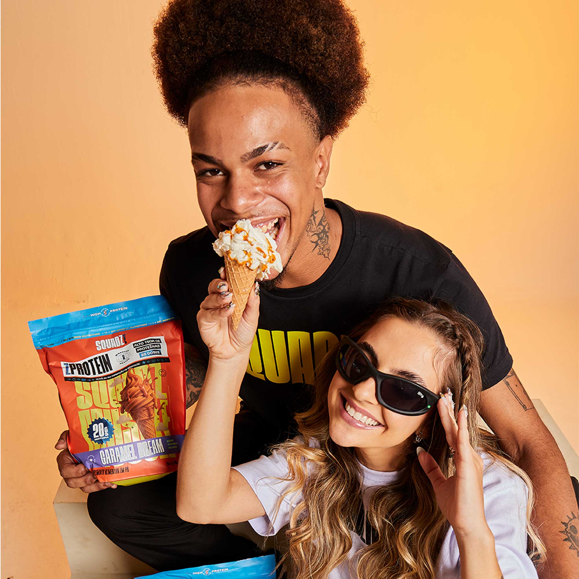 ZPROTEIN Caramelo Salgado 900g — Casal sorrindo com o refil e um sorvete