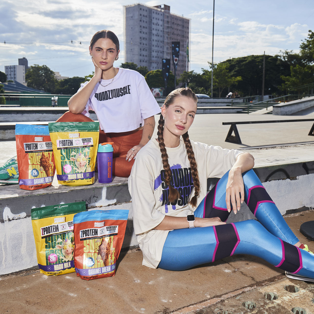 Duas mulheres em pista de skate com sacos de ZPROTEIN Caramelo Salgado