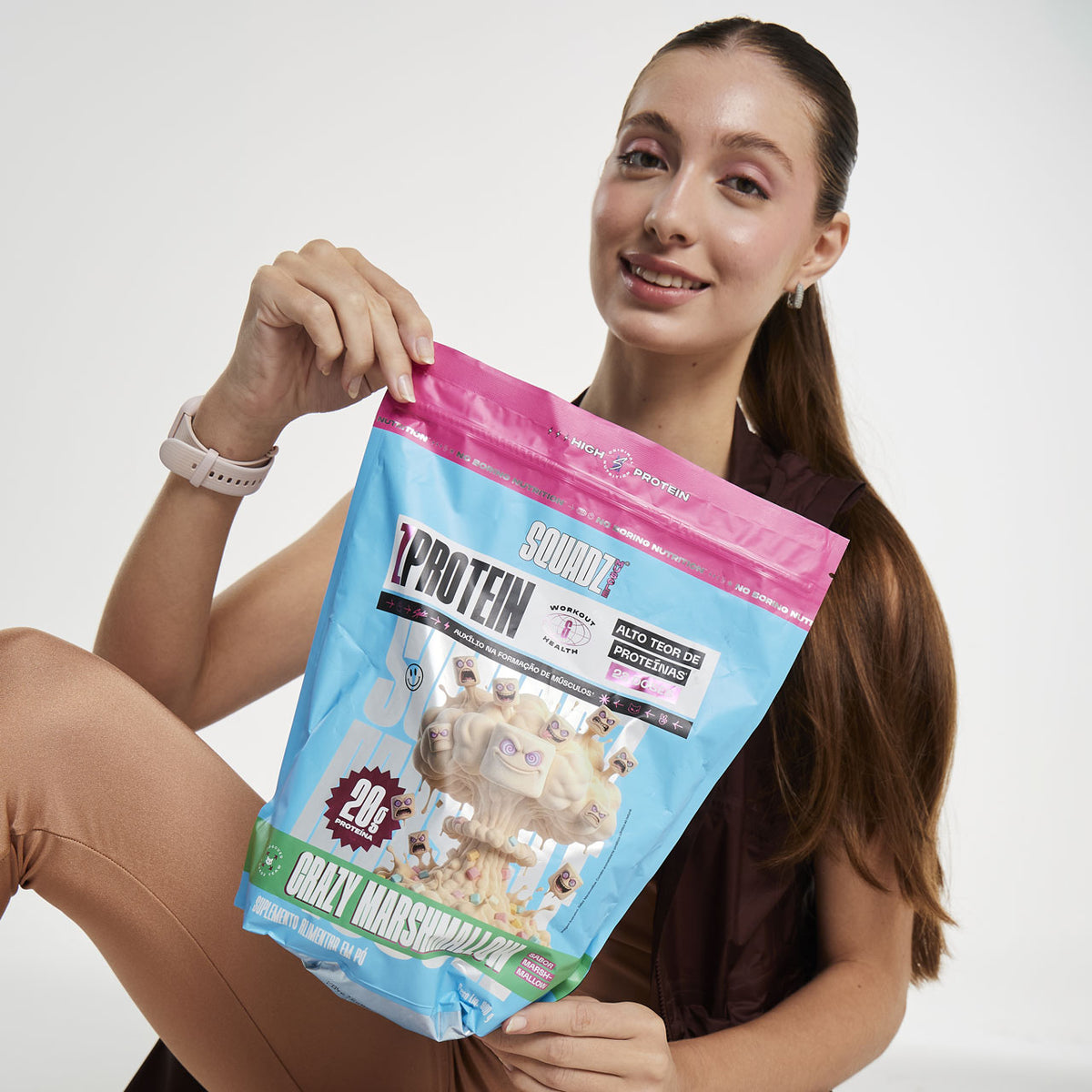 Mulher segurando o saco de ZPROTEIN Marshmallow com as duas mãos