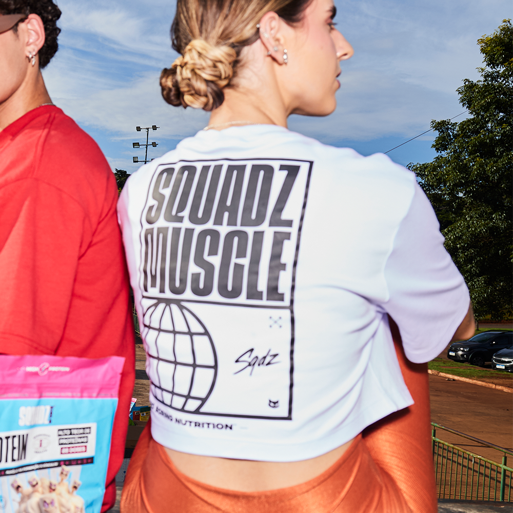 Camiseta Casual Branca com Preto SQUADZ MUSCLE — Mulher de costas ao ar livre