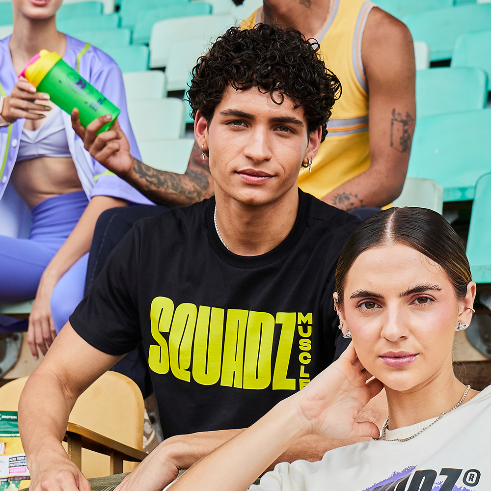 Camiseta Casual Preta com Amarelo SQUADZ MUSCLE — Casal com as camisetas