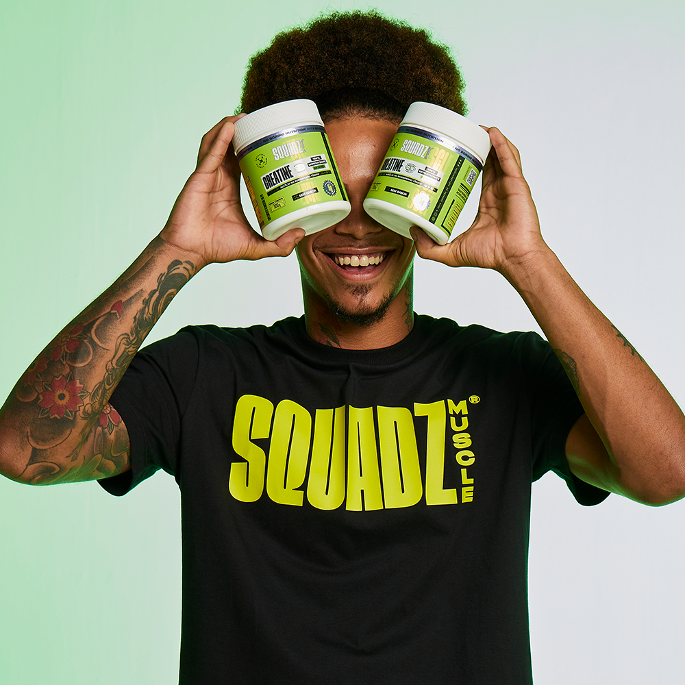 Camiseta Casual Preta com Amarelo SQUADZ MUSCLE — Homem com potes de creatine