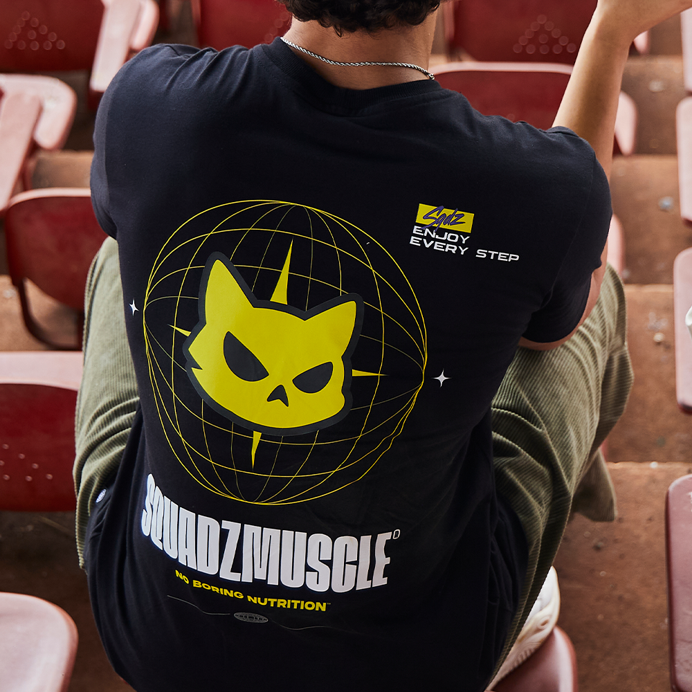 Camiseta Casual Preta com Amarelo SQUADZ MUSCLE — Homem de costas na arquibancada