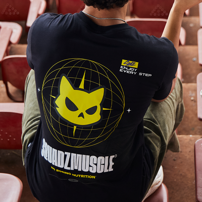 Camiseta Casual Preta com Amarelo SQUADZ MUSCLE — Homem de costas na arquibancada