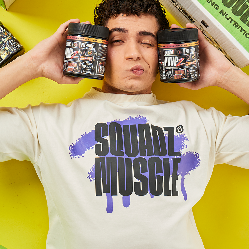 Camiseta Oversized Marfim com Roxo SQUADZ MUSCLE — Homem com os potes