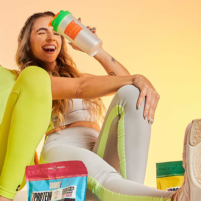 Coqueteleira SQUADZ MUSCLE Branco Pérola com Laranja 600ml — Mulher sentada