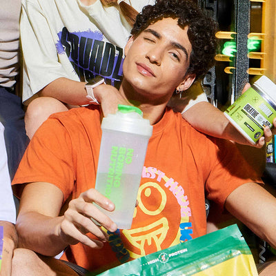 Coqueteleira SQUADZ MUSCLE Incolor com Verde 600ml — Homem deitado com a coqueteleira