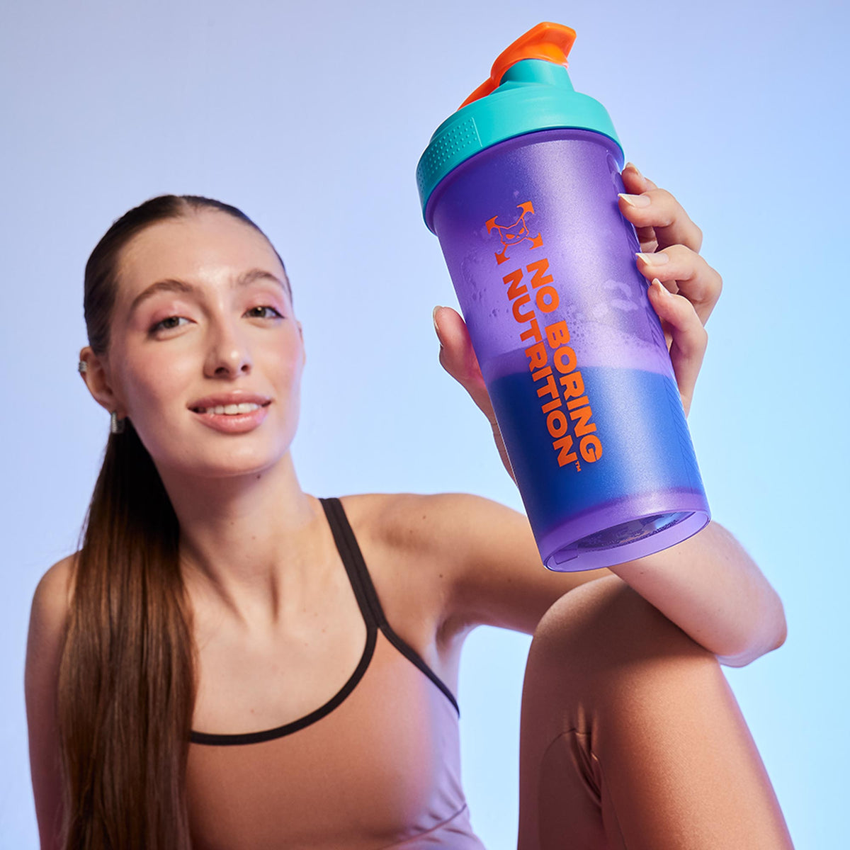 Coqueteleira SQUADZ MUSCLE Roxo com Azul 600ml — Duas mulheres com a coqueteleira