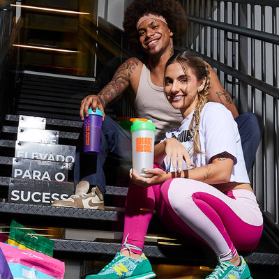 Coqueteleira SQUADZ MUSCLE Roxo com Azul 600ml — Duas mulheres na escada