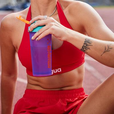 Coqueteleira SQUADZ MUSCLE Roxo com Azul 600ml — Mulher bebendo com canudo