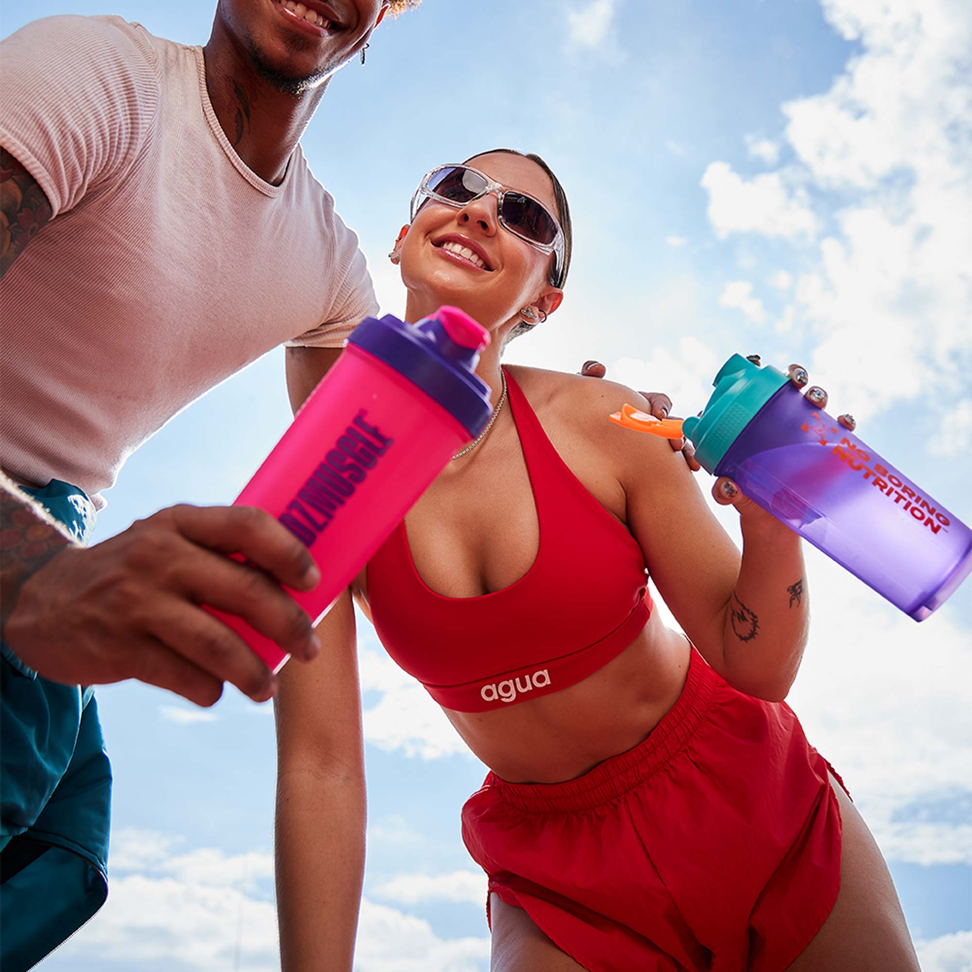 Coqueteleira SQUADZ MUSCLE Roxo com Azul 600ml — Mulher com a coqueteleira