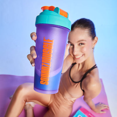 Coqueteleira SQUADZ MUSCLE Roxo com Azul 600ml — Mulher com a coqueteleira