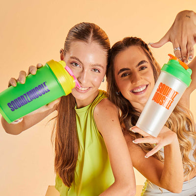 Coqueteleira SQUADZ MUSCLE Verde com Amarelo 600ml — Duas mulheres com as coqueteleiras