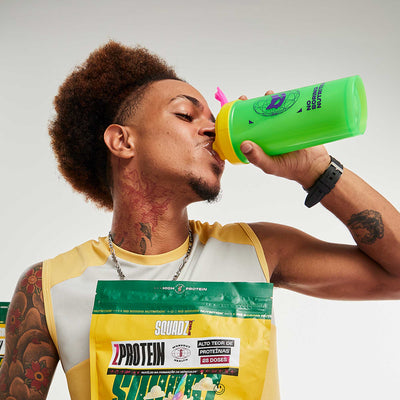 Coqueteleira SQUADZ MUSCLE Verde com Amarelo 600ml — Homem bebendo
