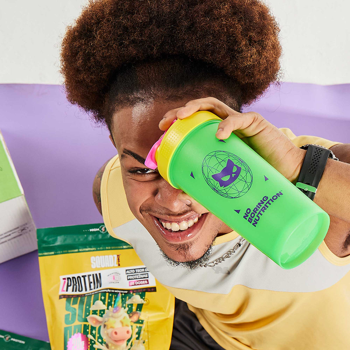 Coqueteleira SQUADZ MUSCLE Verde com Amarelo 600ml — Homem com a coqueteleira