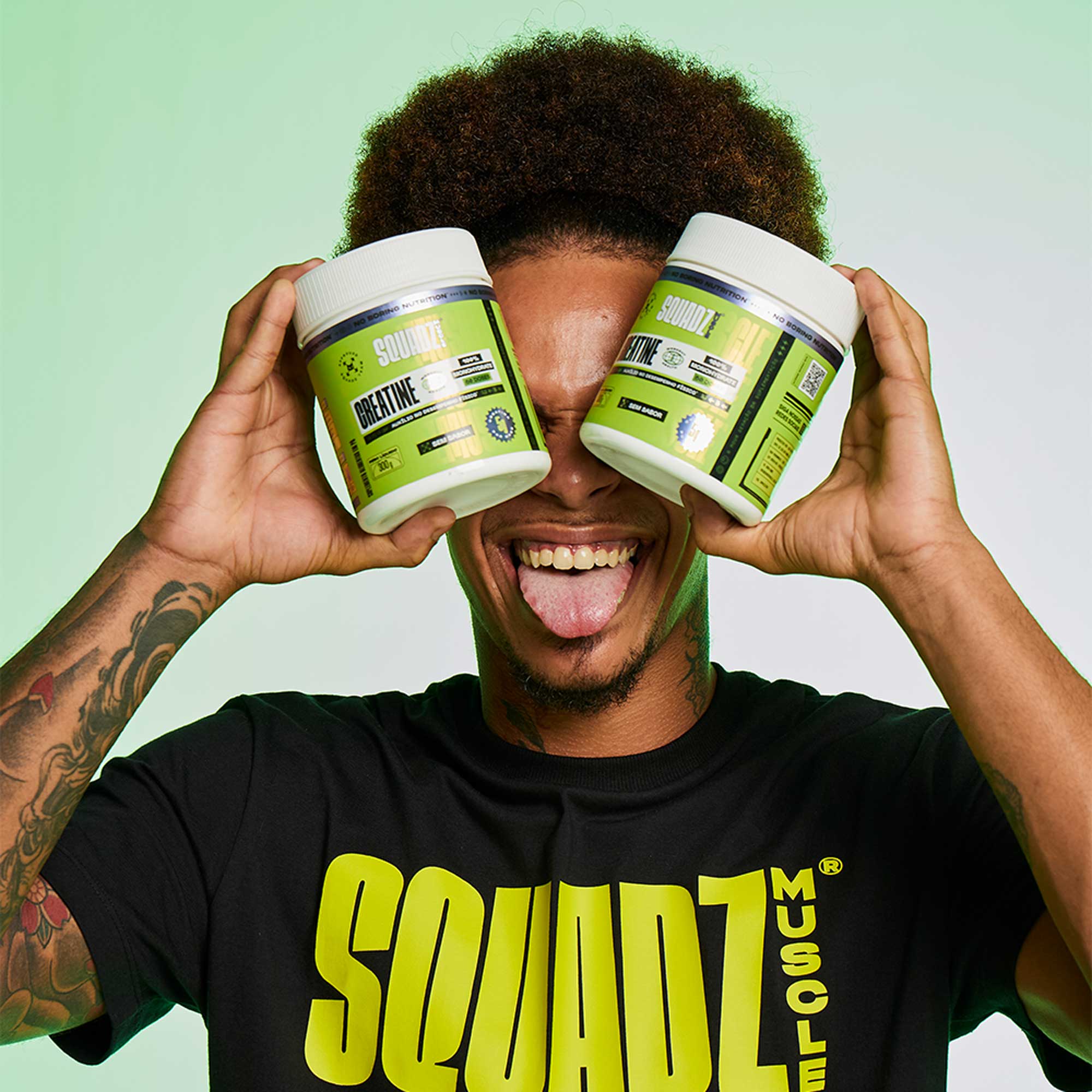 Creatine Creatina 100% Monohidratada 300g — Homem com dois potes