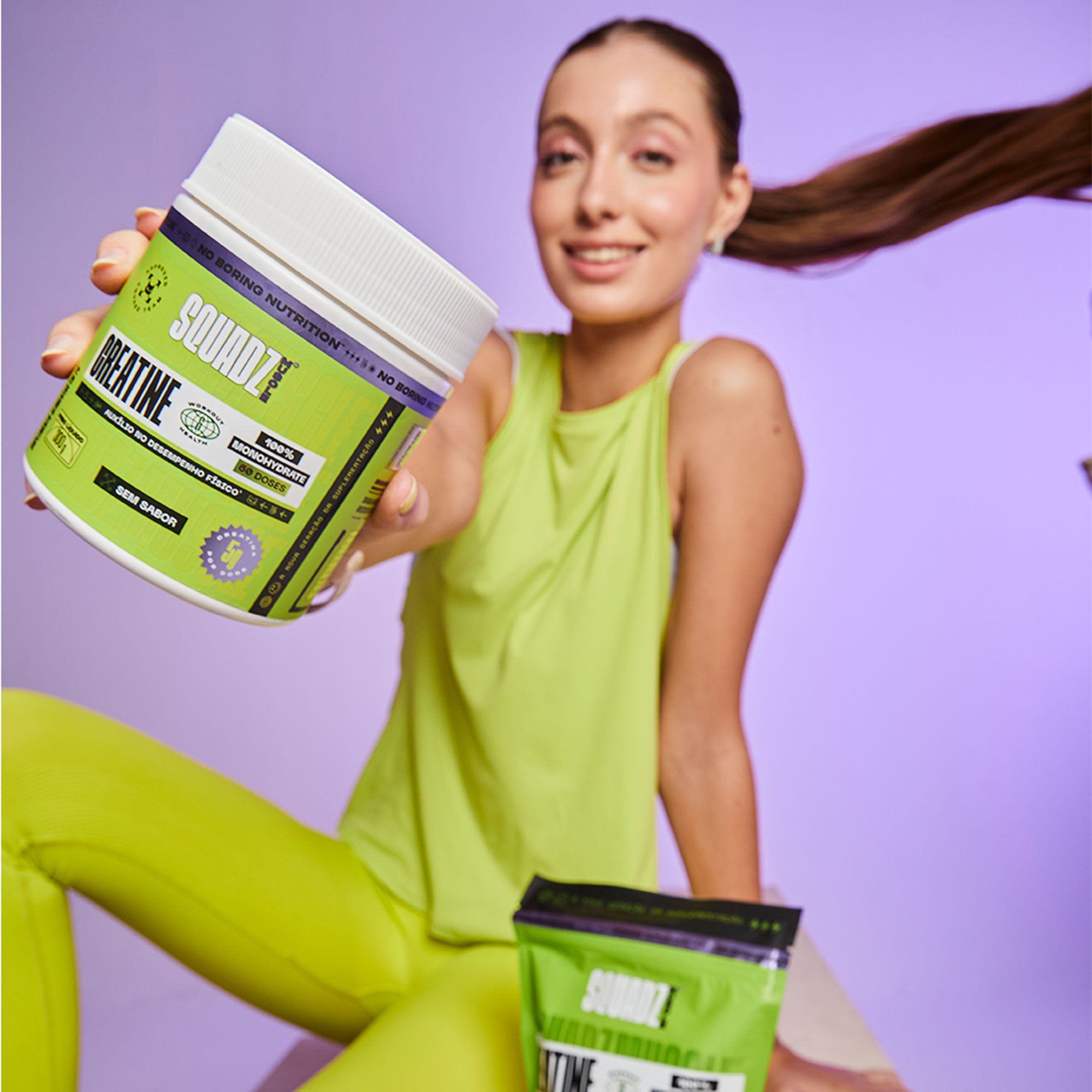 Creatine Creatina 100% Monohidratada REFIL 600g — Mulher com o pote
