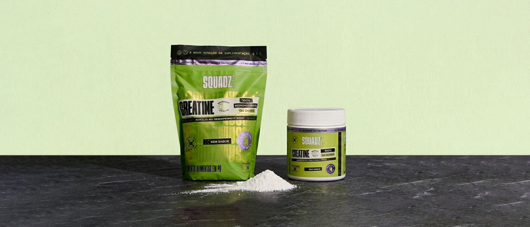 Refil e pote de Creatine SQUADZ MUSCLE sobre bancada preta, com o pó em primeiro plano