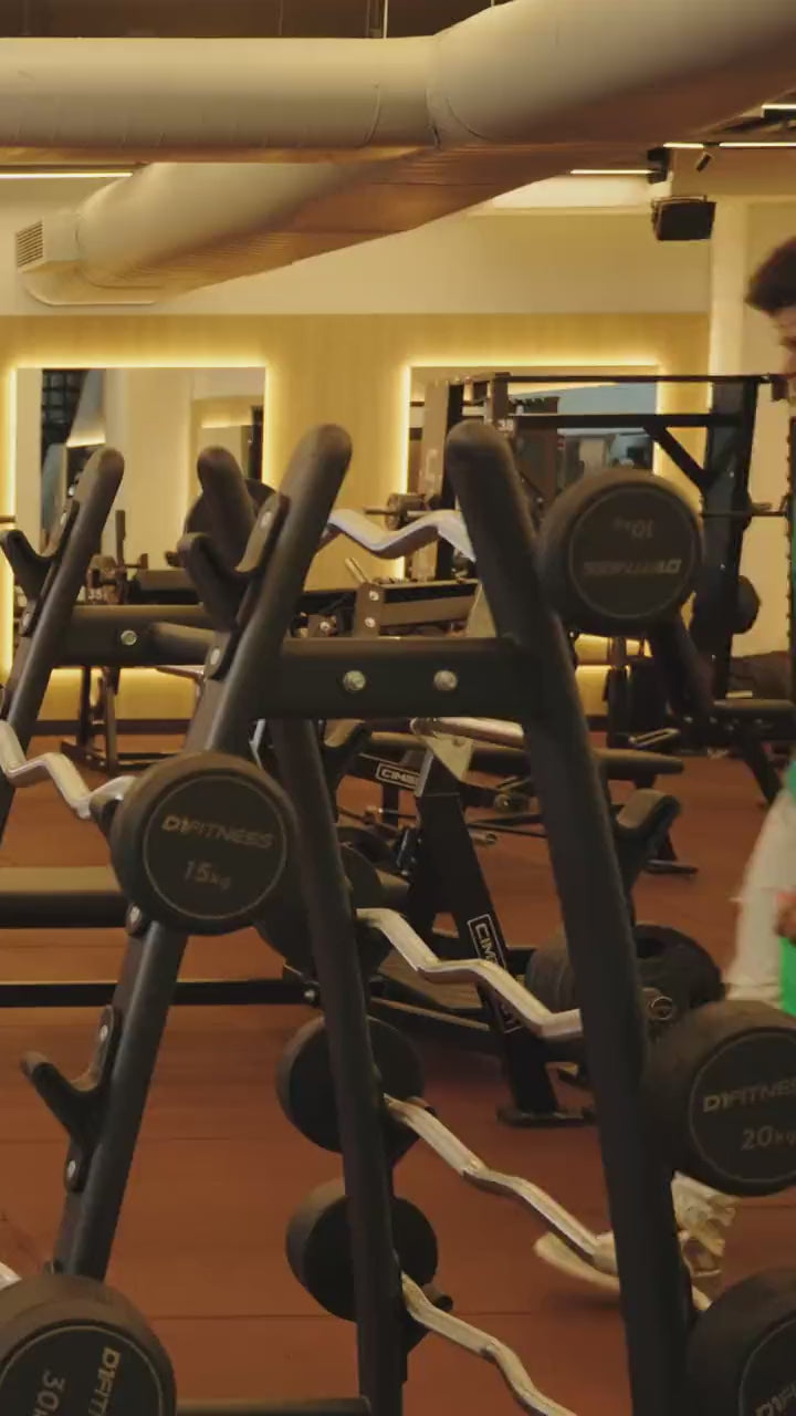 Carregar vídeo: Casal com coqueteleira SQUADZ MUSCLE em quadra ao ar livre