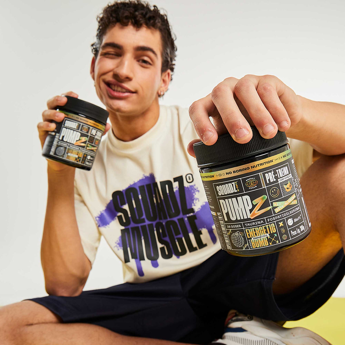 PUMP-Z Pré-Treino Energetic Bomb 300g — Homem com dois potes