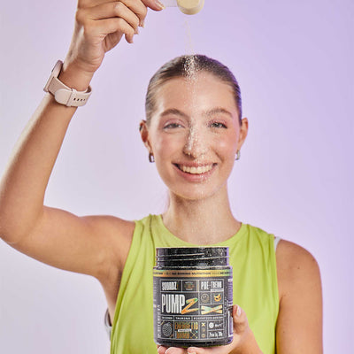 PUMP-Z Pré-Treino Energetic Bomb 300g — Mulher com o pote