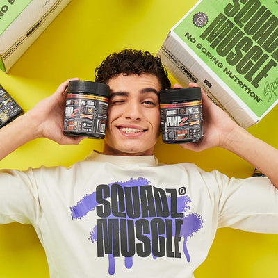 PUMP-Z Pré-Treino Tangerin Bomb 300g — Homem deitado com os potes