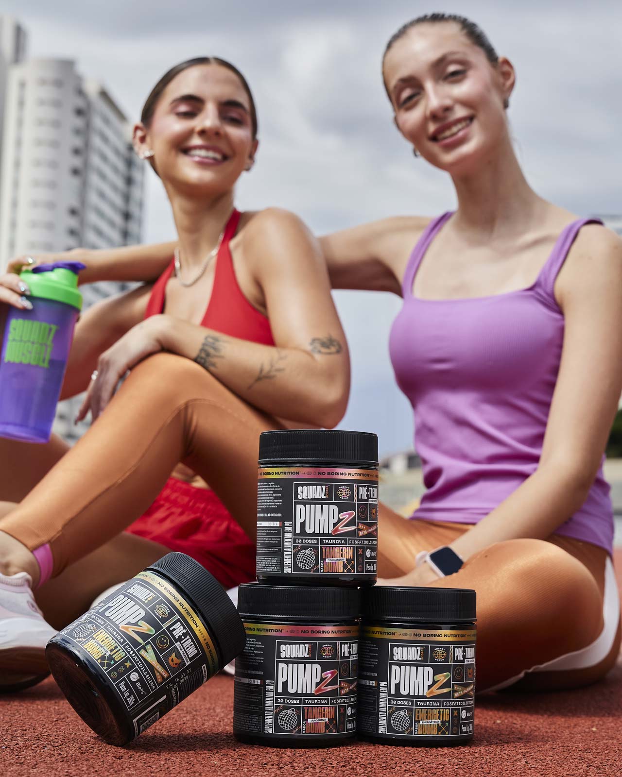 Duas mulheres em terraço urbano com potes de PUMP-Z pré-treino