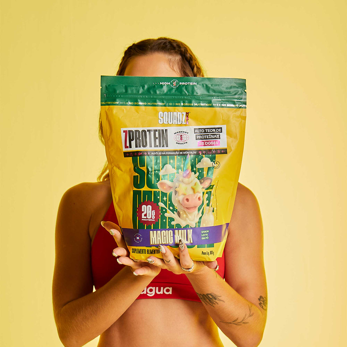 ZPROTEIN 900g — Mulher cobrindo o rosto com o refil