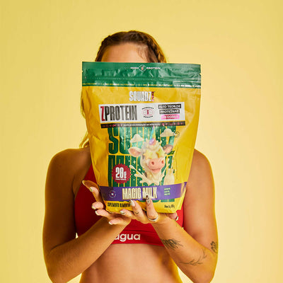 ZPROTEIN 900g — Mulher cobrindo o rosto com o refil