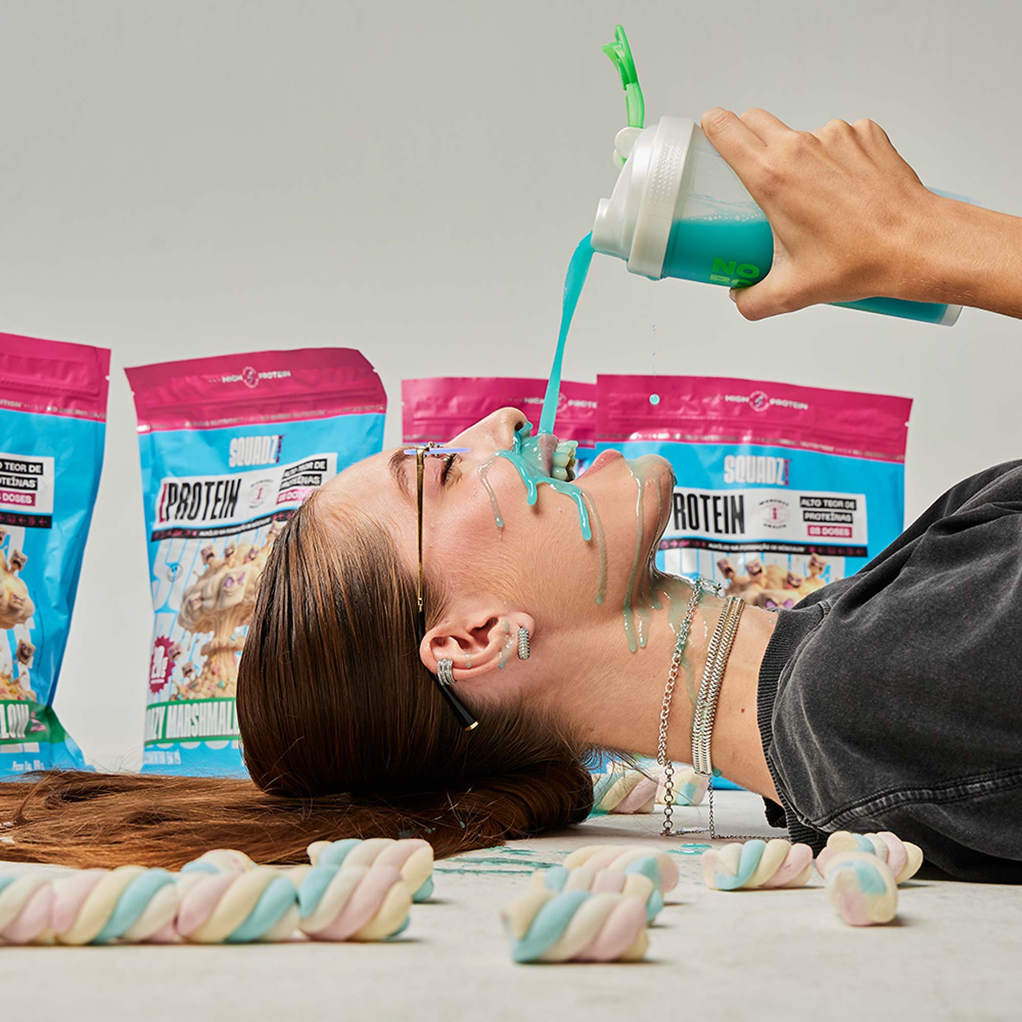 ZPROTEIN Marshmallow 900g — Mulher deitada entre marshmallows