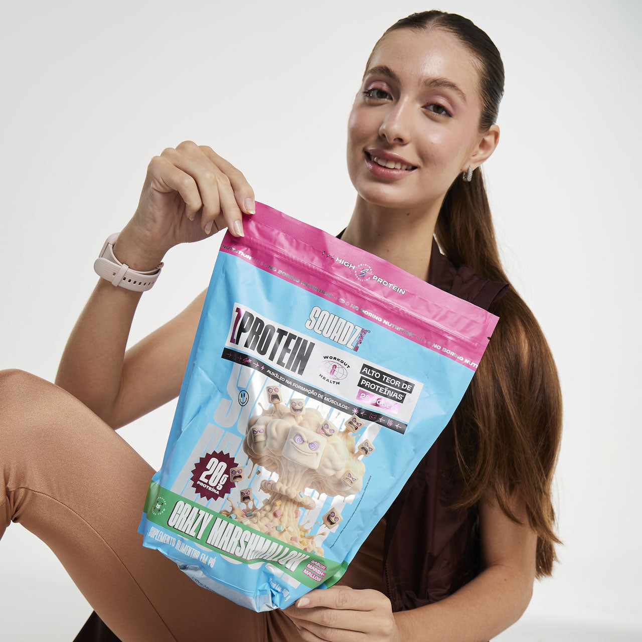 Mulher segurando o saco de ZPROTEIN Marshmallow com as duas mãos