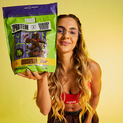ZPROTEIN Milkshake de Chocolate 900g — Mulher segurando o refil
