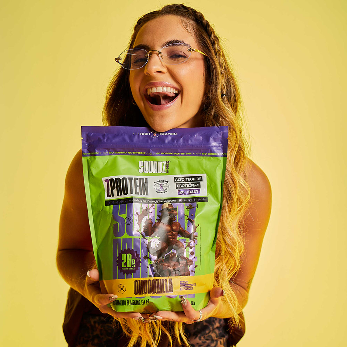 ZPROTEIN Milkshake de Chocolate 900g — Mulher sorrindo com o refil